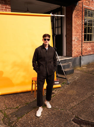 The Neem Chocolate Recycled Twill Men's Suit. Heavy-going durbale suit developed in Italian twill with 60% Recycled Cotton and 40% Organic Cotton. Side slide pockets on the jacket and button fastening on the trousers.