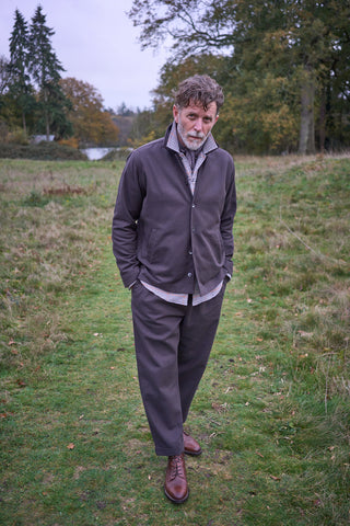 The Neem Chocolate Recycled Twill Men's Suit. Heavy-going durbale suit developed in Italian twill with 60% Recycled Cotton and 40% Organic Cotton. Side slide pockets on the jacket and button fastening on the trousers.