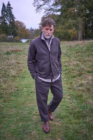 The Neem Chocolate Recycled Twill Men's Suit. Heavy-going durbale suit developed in Italian twill with 60% Recycled Cotton and 40% Organic Cotton. Side slide pockets on the jacket and button fastening on the trousers.