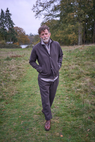 The Neem Chocolate Recycled Twill Men's Suit. Heavy-going durbale suit developed in Italian twill with 60% Recycled Cotton and 40% Organic Cotton. Side slide pockets on the jacket and button fastening on the trousers.