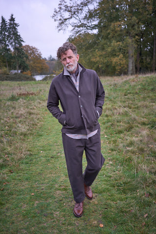 The Neem Chocolate Recycled Twill Men's Suit. Heavy-going durbale suit developed in Italian twill with 60% Recycled Cotton and 40% Organic Cotton. Side slide pockets on the jacket and button fastening on the trousers.